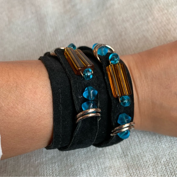 Hand crafted - Black Leather Cuff blue beads metal pieces ajustable bracelet - Picture 3 of 7